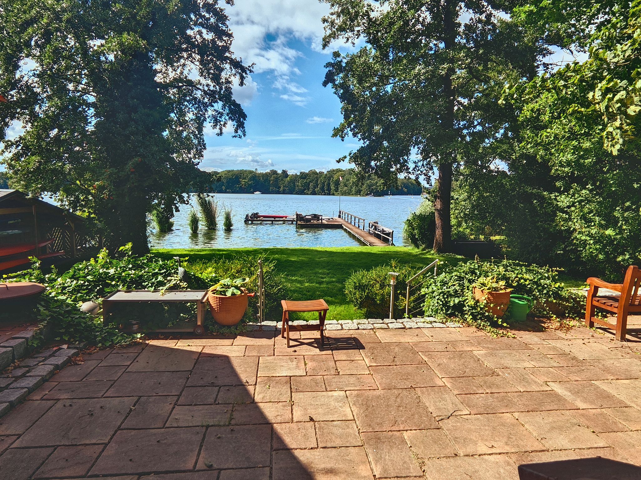 Blick von der Terrasse des Hauses in Senzig über den Garten auf den Krüpelsee