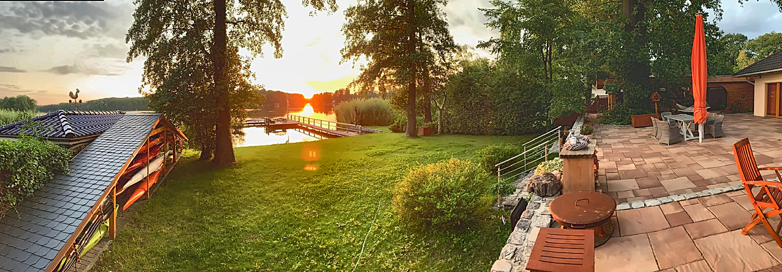 Panorama des Seegrundstücks in Senzig mit Terrasse, Garten und Steg am Krüpelsee