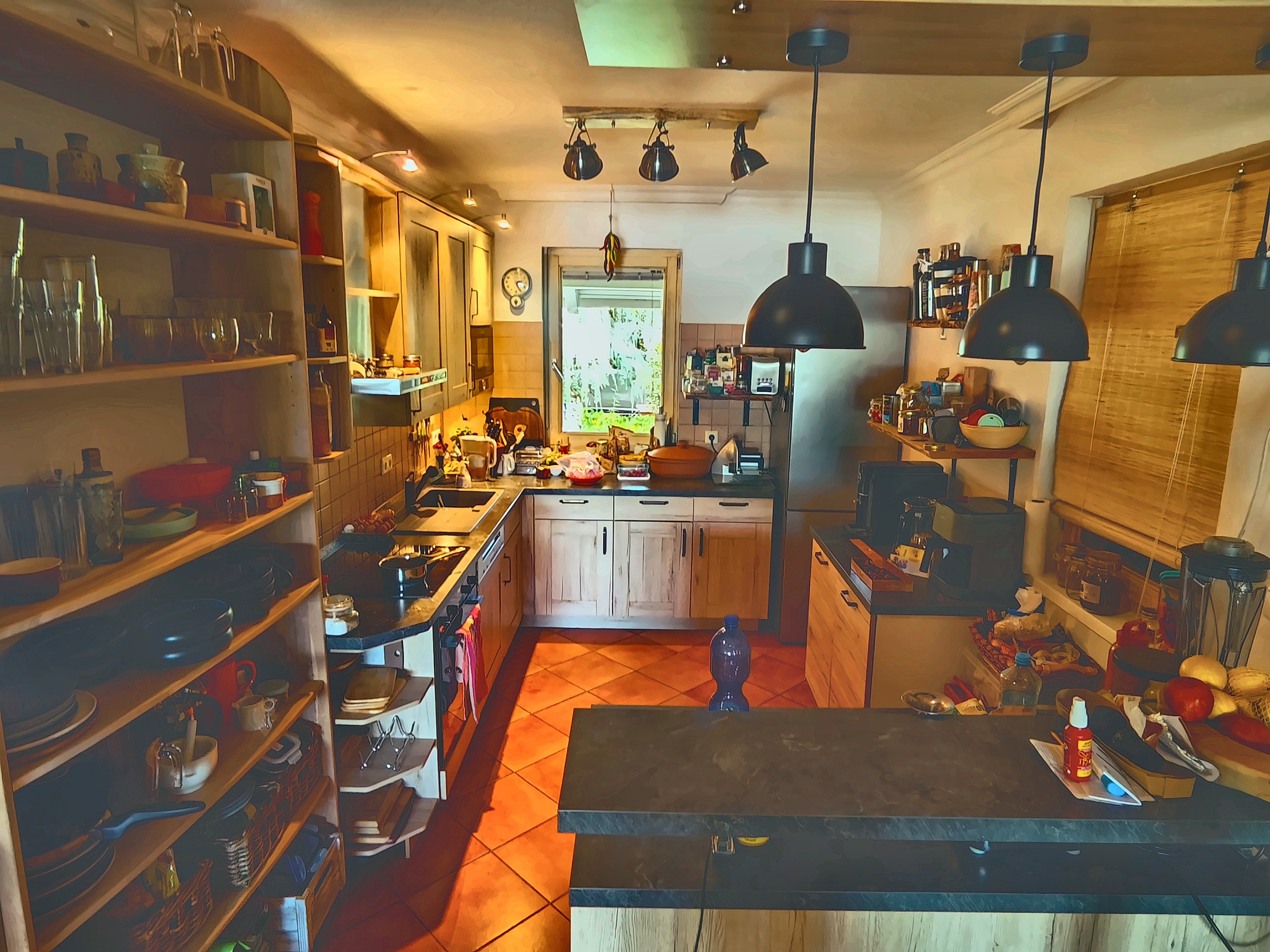 Offene Küche mit sichtbaren Regalen im Haus am Krüpelsee in Senzig