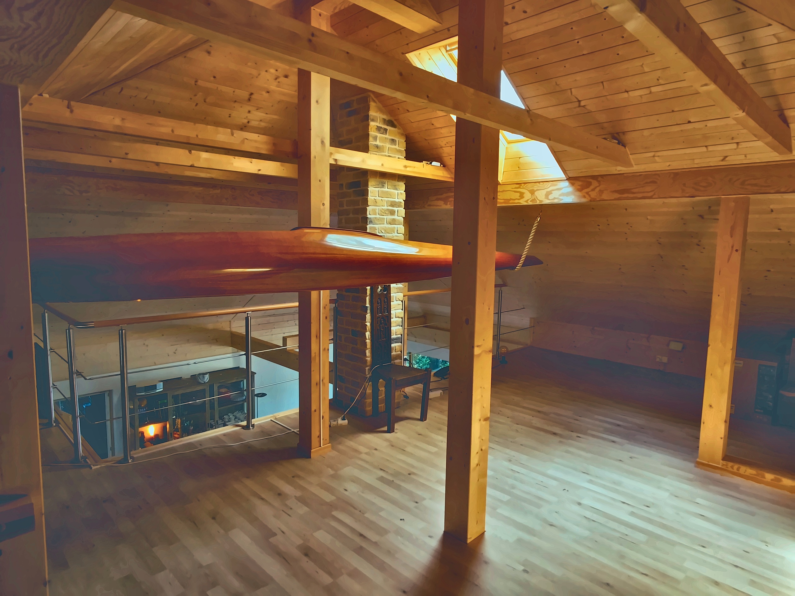 Galeriebereich unter der sichtbaren Holzdachkonstruktion im Haus in Senzig
